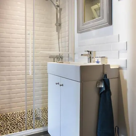 Maison De Charme Au Centre Du Village Avec Cheminee Et Cuisine Equipee - Fr-1-434-56 *