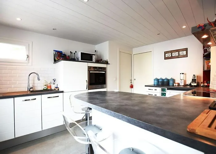 Maison De Charme Au Centre Du Village Avec Cheminee Et Cuisine Equipee - Fr-1-434-56