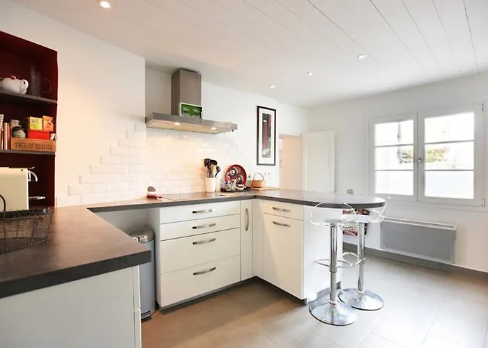 Maison De Charme Au Centre Du Village Avec Cheminee Et Cuisine Equipee - Fr-1-434-56 Les Portes-en-Re