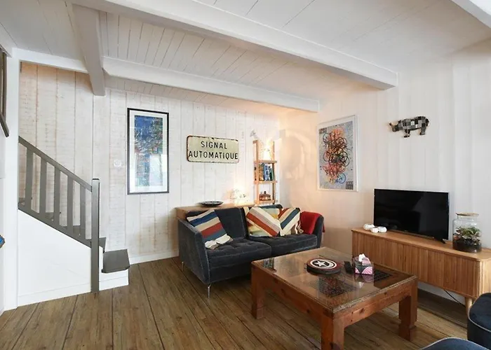 Maison De Charme Au Centre Du Village Avec Cheminee Et Cuisine Equipee - Fr-1-434-56 *