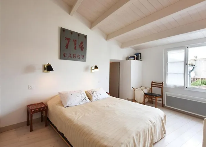 Maison De Charme Au Centre Du Village Avec Cheminee Et Cuisine Equipee - Fr-1-434-56 * Les Portes-en-Re